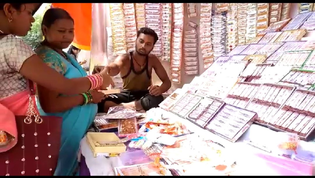 राखी की दुकानों और मिठाइयों से सजा रहा बाजार, राखी और मिठाइयों की हुई जमकर खरीददारी | New India Times
