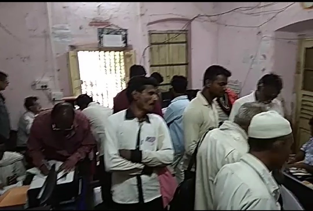 अकोला जिला के अकोट तहसील में दलालों का बोलबाला, दलालों के बिना नहीं होता है आसानी से कोई काम, तहसीलदार गिते पर मनमानी करने व लापरवाही बरतने का आरोप | New India Times