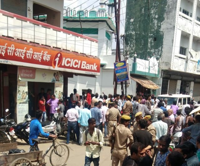 फिल्मी स्टाइल में असलहे के दम पर दिनदहाड़ें बदमाशों ने की बैंक में लूट | New India Times