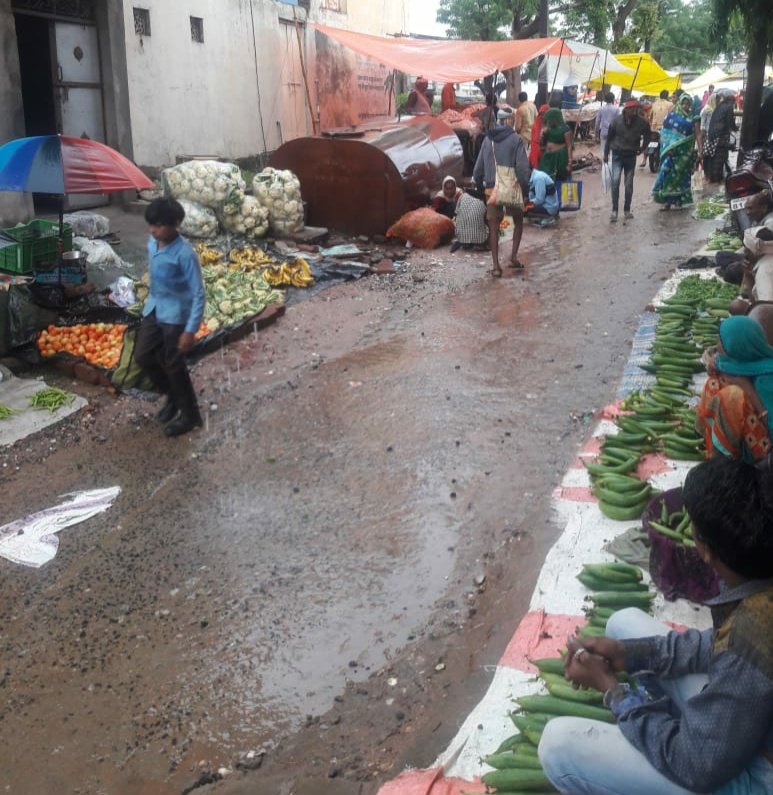 सुबह से तेज बारीश होने से आम्बुआ का साप्ताहिक हाट- बाजार रहा फीका | New India Times