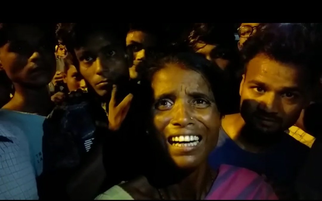 बेकसूर महिला को भीड़तंत्र ने पीटा, महिला ने कहा "मैं भी मां हूं बच्चे का दर्द मैं भी जानती हूं" | New India Times