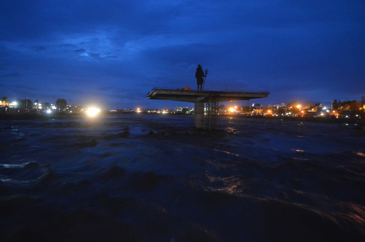 पांझरा नदी पूरे उफान पर, प्रशासन ने सतर्कता बरतने की दी चेतावनी, धुलिया में बारिश से मचा हाहाकार | New India Times