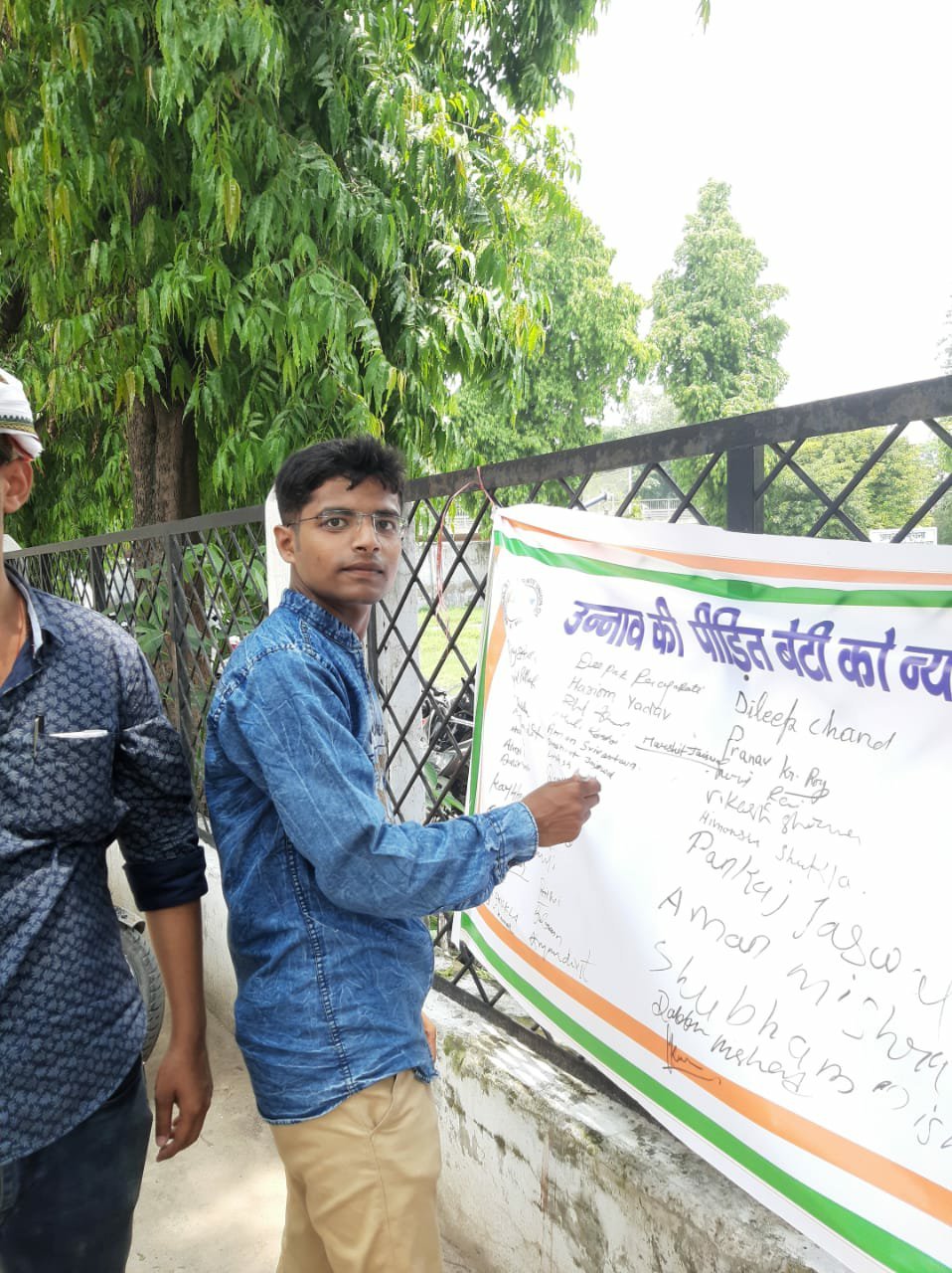 उन्नाव कांड: प्रदेश में अराजकता का माहौल है: नसीब पठान, तीसरे दिन भी जारी रहा हस्ताक्षर अभियान | New India Times