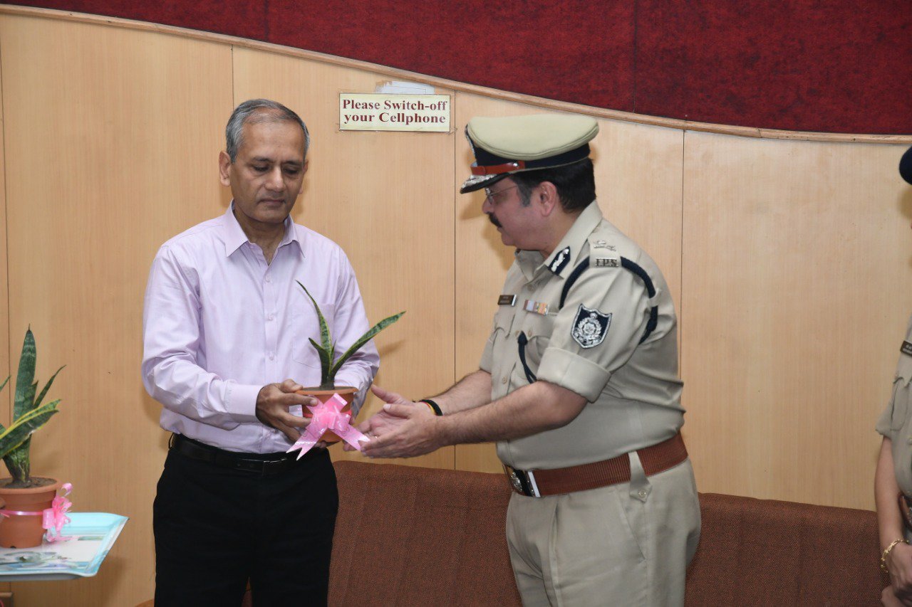 पुलिस महानिदेशक द्वारा किया गया इन्दौर पुलिस के नवचारों का शुभारंभ 5 पुलिस महानिदेशक द्वारा किया गया इन्दौर पुलिस के नवचारों का शुभारंभ | New India Times
