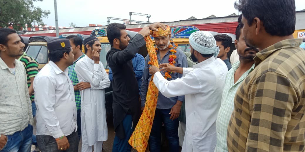 युवाओं ने साफा बांधकर की मुश्ताक खान की हिम्मत अफ़ज़ाई, मुश्ताक के साथ धर्म के आधार पर हुई थी मारपीट | New India Times