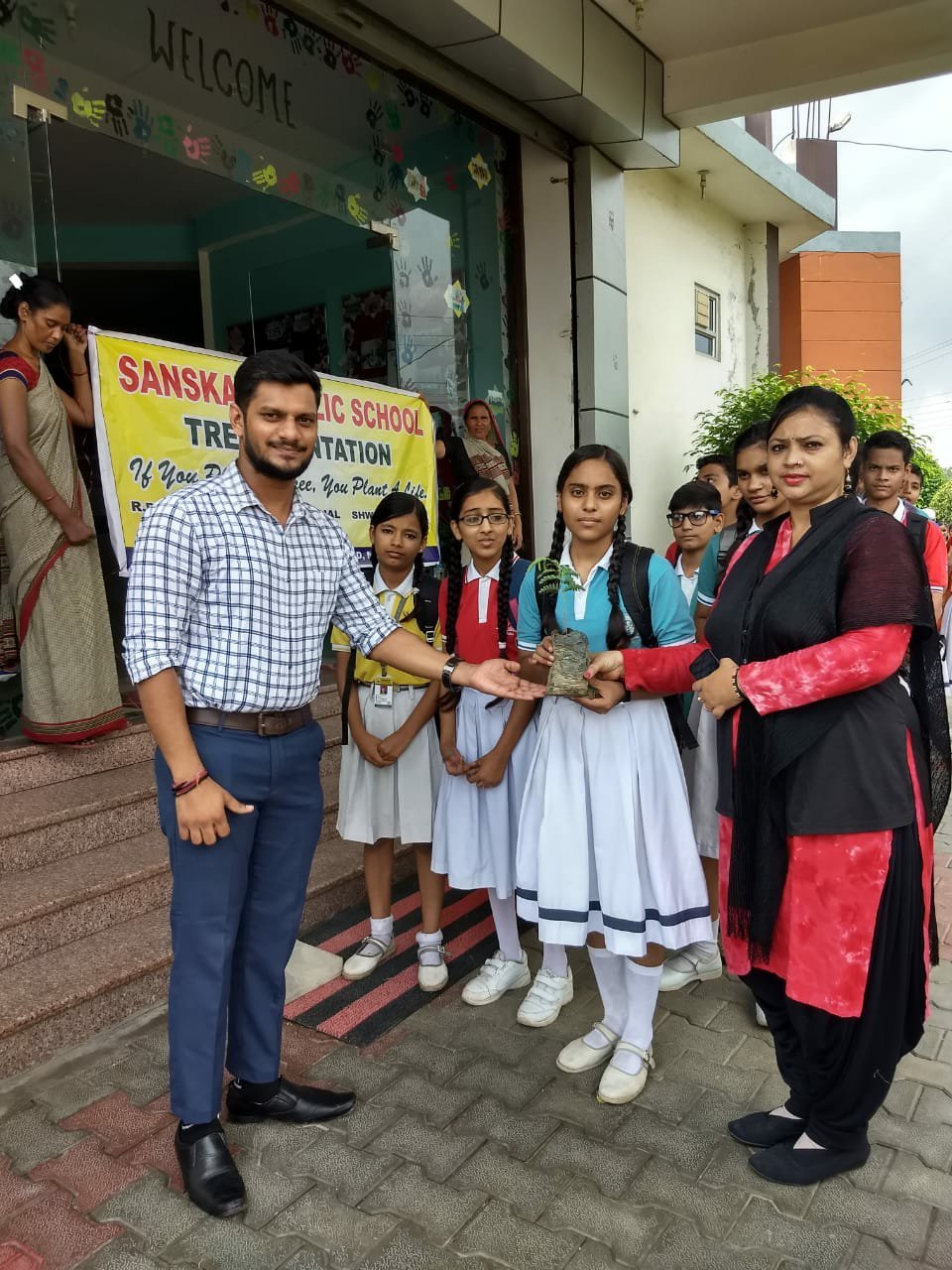 संस्कार पब्लिक स्कूल में पर्यावरण के प्रति विघार्थियों को जागरुक करने के लिए किये गये पौधे वितरित | New India Times