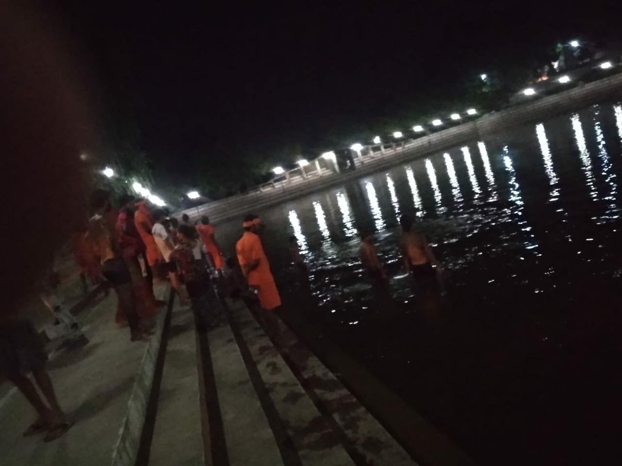 गोला गोकर्णनाथ से कांवर चढ़ाकर वापस आ रहे एक कांवरिया की पौराणिक सूर्यकुण्ड तीर्थ में नहाते समय डूबने से हुई मौत | New India Times