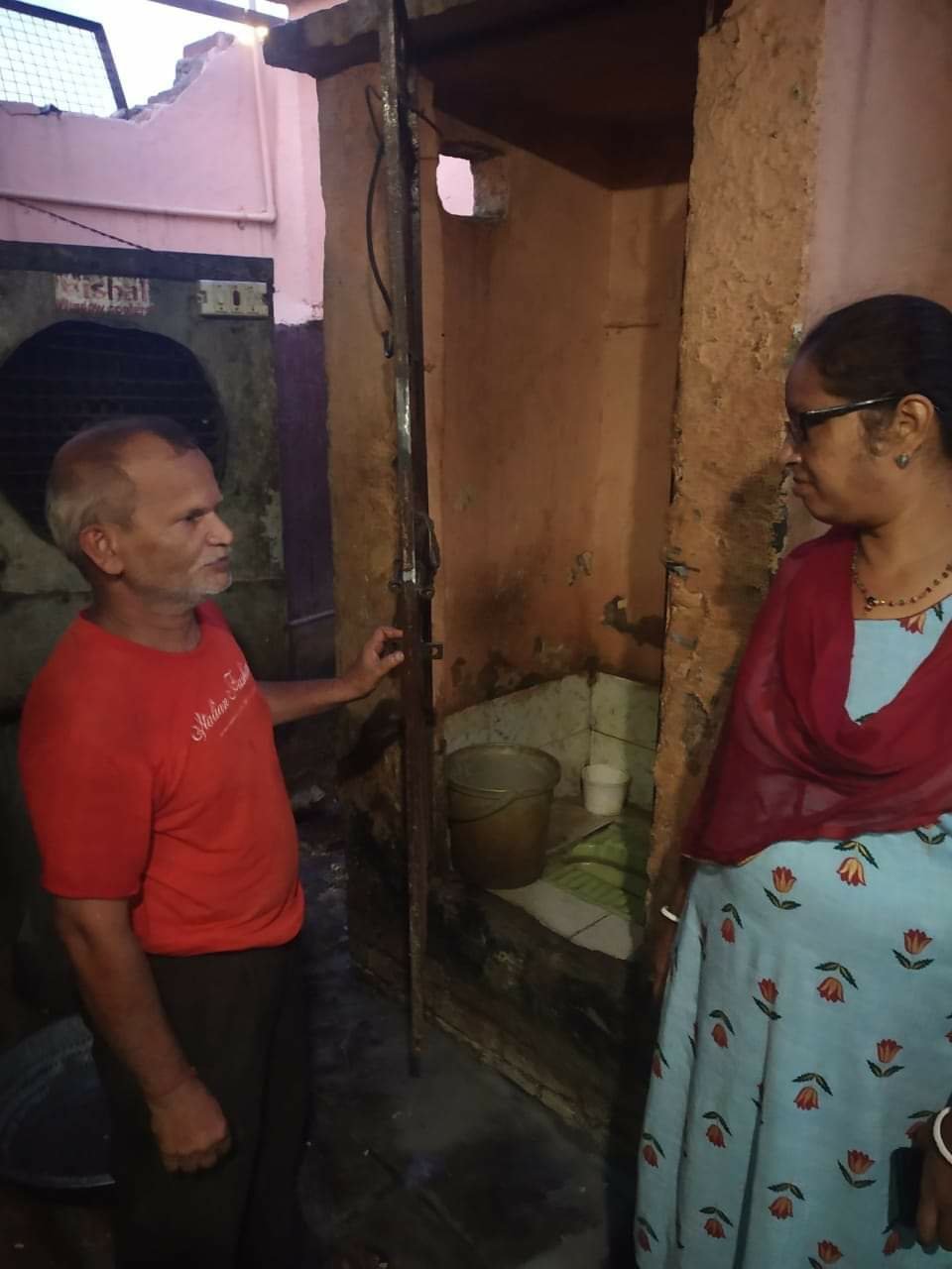 मशहूर मिठाई की दुकान में शौचालय के पानी से बन रही थीं मिठाइयाँ, एसडीएम की जांच में हुआ खुलासा | New India Times