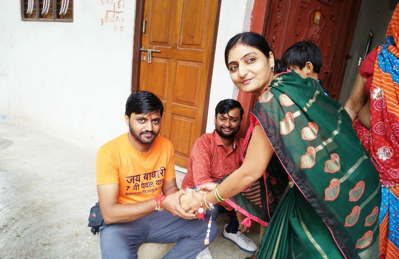 7 वीं पैदल यात्रा के लिए रामदेवरा के लिए 70 पैदल यात्रियों का जत्था हाथों में झंडा लेकर बाबा के जयकारों के साथ झकनावदा से हुआ रवाना | New India Times