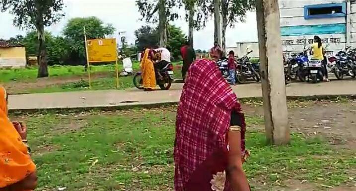 शव वाहन मौजूद होने के बावजूद एक वृद्ध आदिवासी महिला का शव परिजन बाइक से ले जाने को हुए मजबूर | New India Times