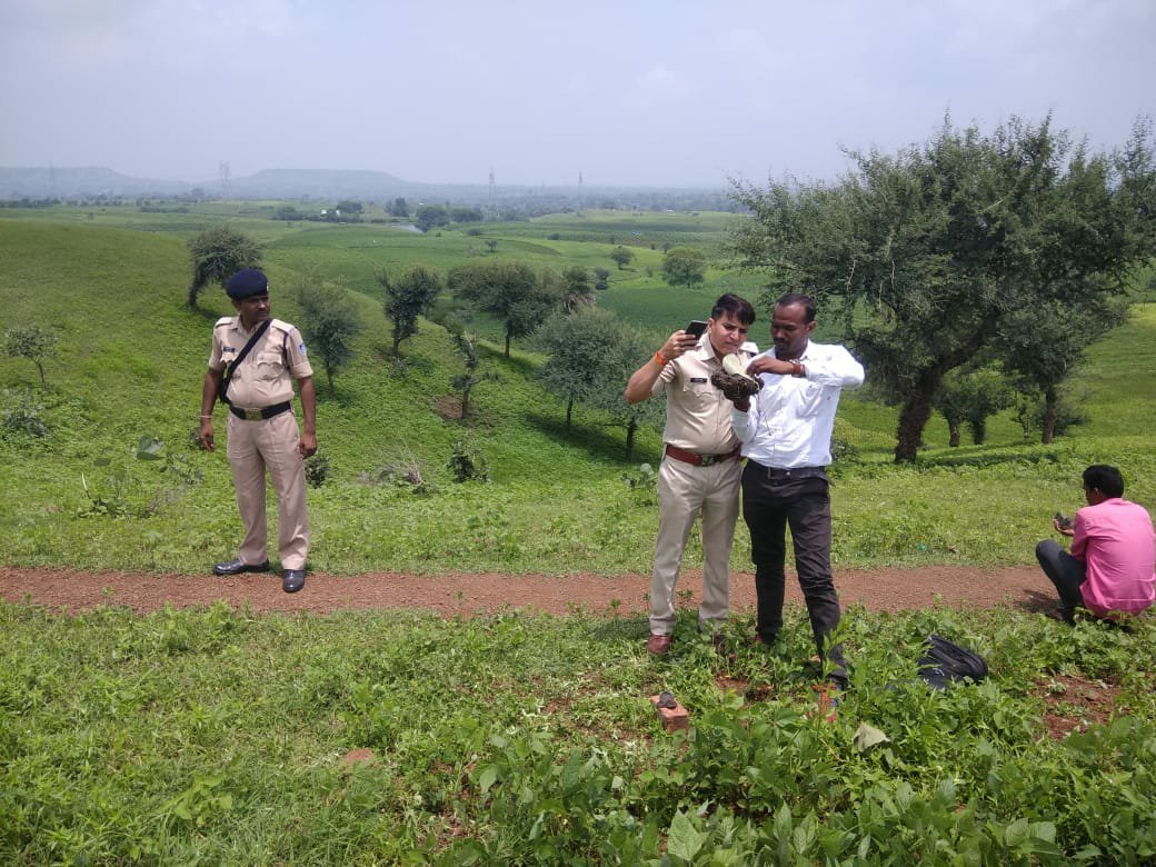 नुकीले हथियार गाड कर फिर दी गई लूट की वारदात को अंजाम, इलाज के लिए जा रहे सरपंच व परिवार बना निशाना | New India Times