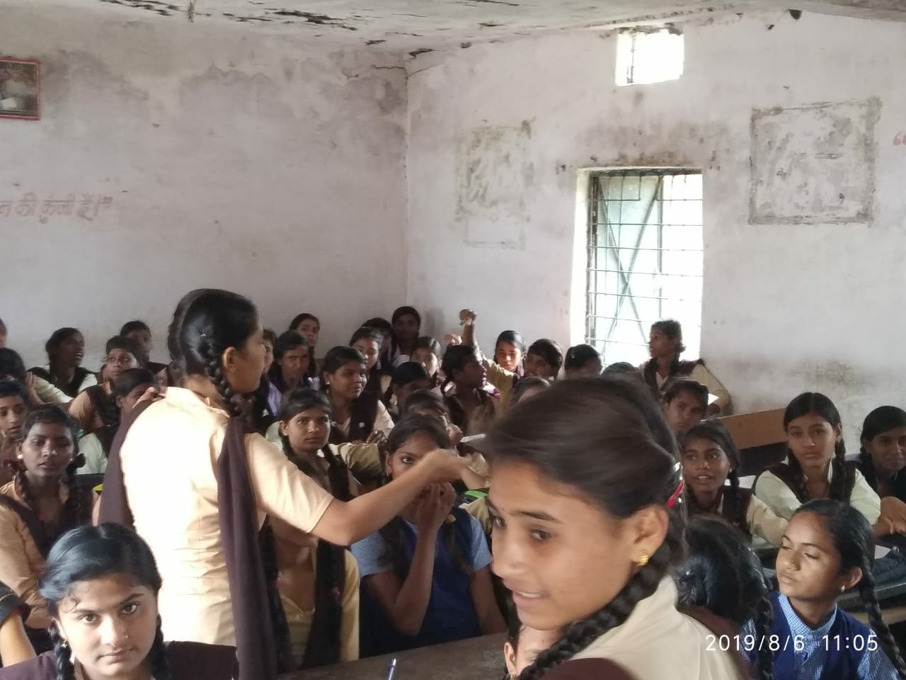 जान जोखिम में डाल कर स्कूल पहुंचते हैं बच्चे और शिक्षा विभाग की लापरवाही के कारण स्कूल के बाहर बैठकर करनी पड़ती है पढ़ाई | New India Times