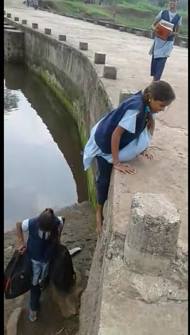 जान जोखिम में डाल कर स्कूल पहुंचते हैं बच्चे और शिक्षा विभाग की लापरवाही के कारण स्कूल के बाहर बैठकर करनी पड़ती है पढ़ाई | New India Times