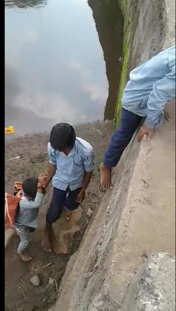 जान जोखिम में डाल कर स्कूल पहुंचते हैं बच्चे और शिक्षा विभाग की लापरवाही के कारण स्कूल के बाहर बैठकर करनी पड़ती है पढ़ाई | New India Times