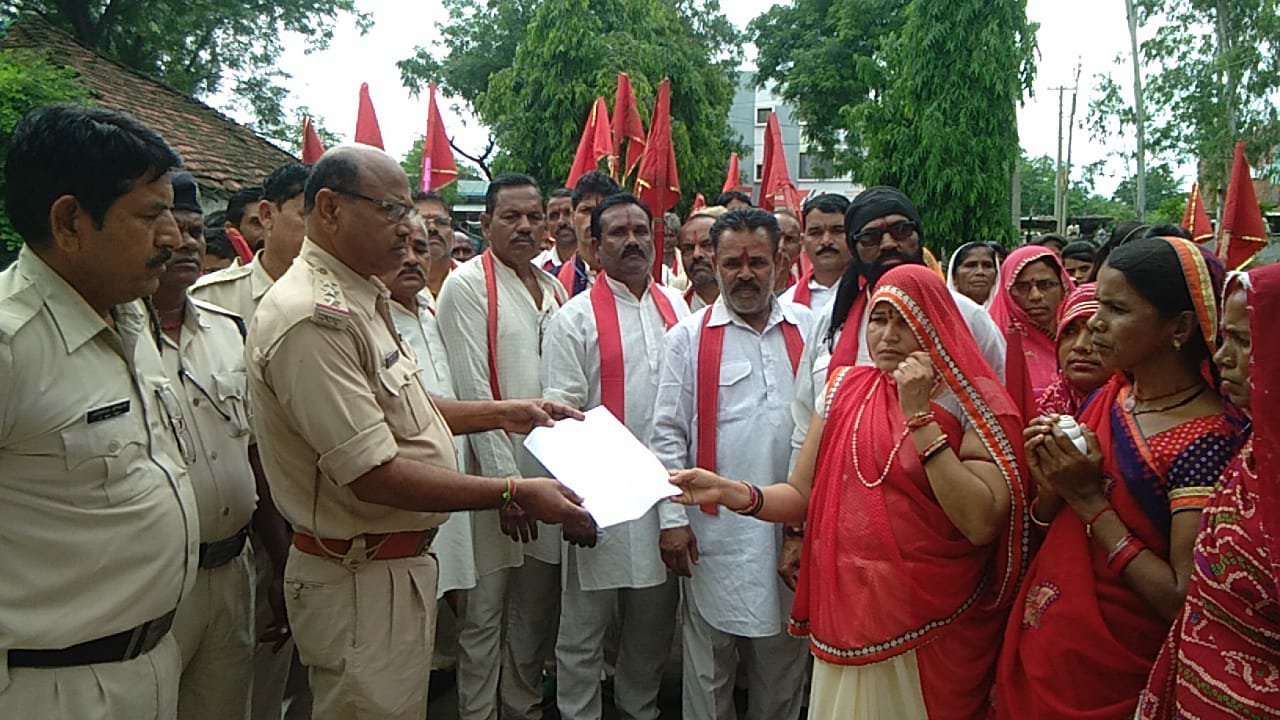 अवैध शराब के विरोध में रैली निकाल व विरोध प्रदर्शन कर सौंपा गया ज्ञापन, बड़ी संख्या में महिलाएं हुई शामिल | New India Times