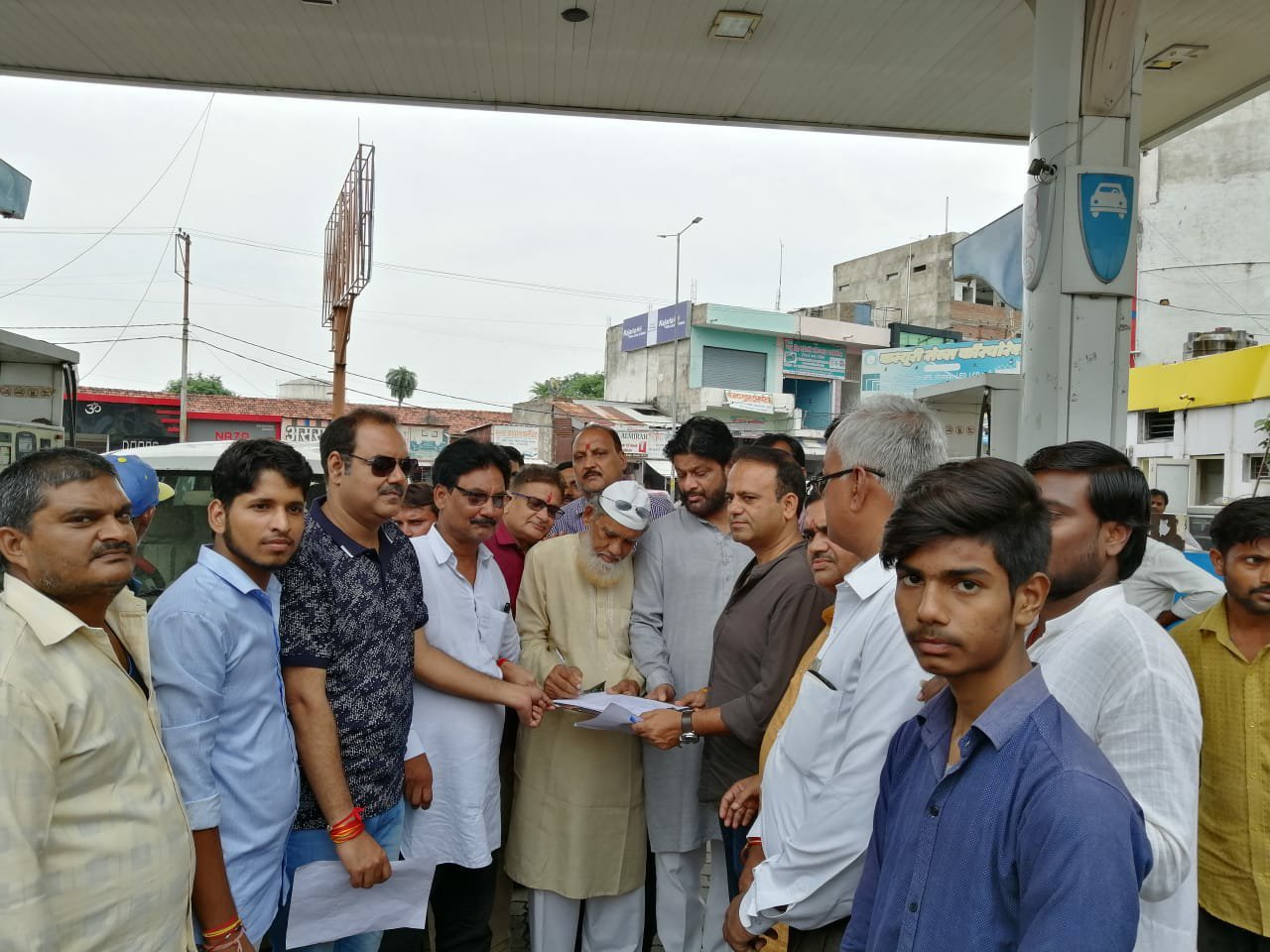 पेट्रोल-डीज़ल को जीएसटी में सम्मिलित करने की मांग को लेकर कांग्रेसियों ने चलाया हस्ताक्षर अभियान 2 पेट्रोल-डीज़ल को जीएसटी में सम्मिलित करने की मांग को लेकर कांग्रेसियों ने चलाया हस्ताक्षर अभियान | New India Times