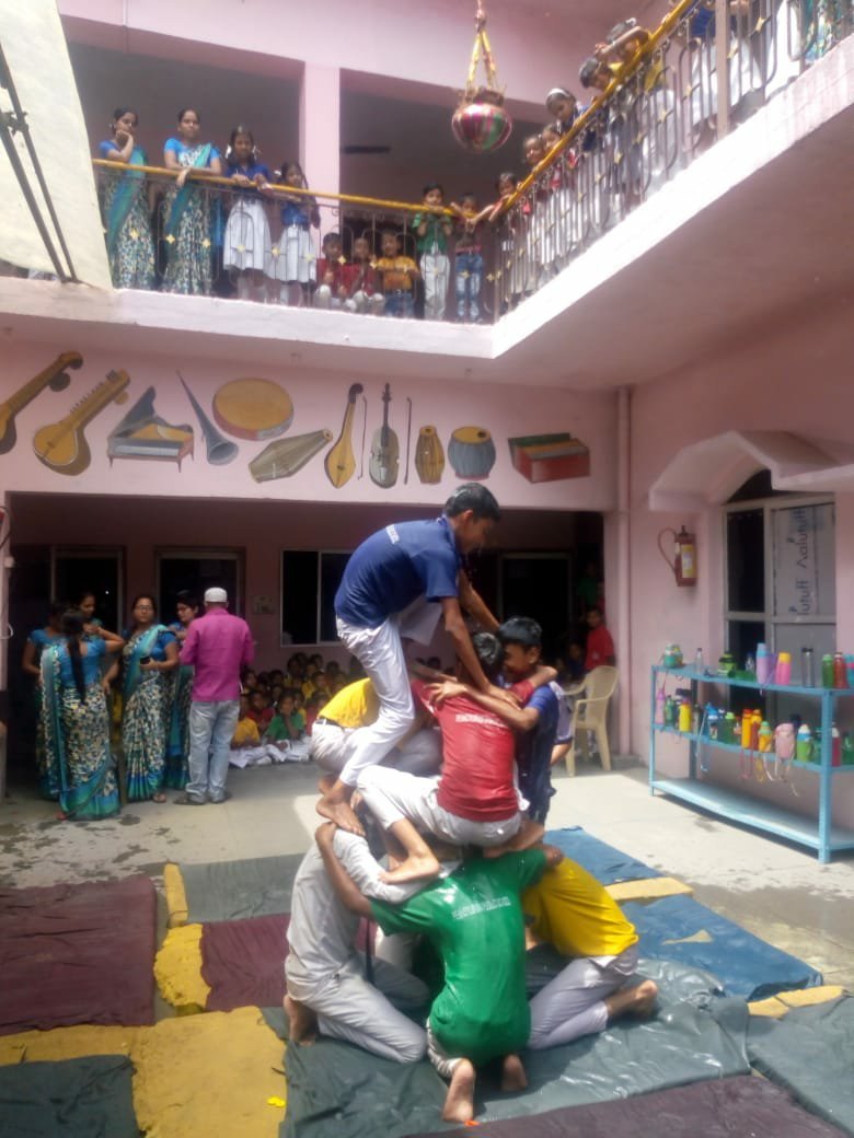 पेन्सेलवेनिया स्कूल में मटकी फोड़कर मनाया गया कृष्ण जन्मोत्सव | New India Times