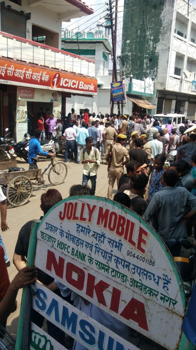 फिल्मी स्टाइल में असलहे के दम पर दिनदहाड़ें बदमाशों ने की बैंक में लूट | New India Times