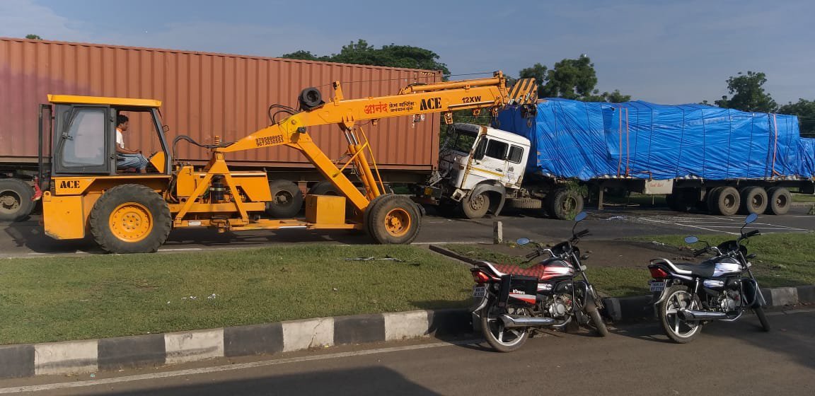 बड़ी दुर्घटना को दावत दे रहे सड़क पर बने गड्ढे, प्रतिदिन लाखों रुपए टोल टैक्स वसूलने के बावजूद भी एनएचआई नहीं दे रहा है ध्यान 2 बड़ी दुर्घटना को दावत दे रहे सड़क पर बने गड्ढे, प्रतिदिन लाखों रुपए टोल टैक्स वसूलने के बावजूद भी एनएचआई नहीं दे रहा है ध्यान | New India Times