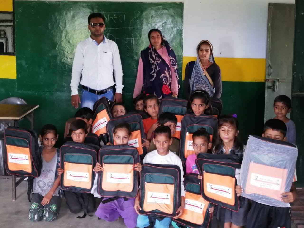 प्राथमिक विद्यालय खिरकन में निःशुल्क स्कूल बेग व जूता-मोजा वितरित | New India Times