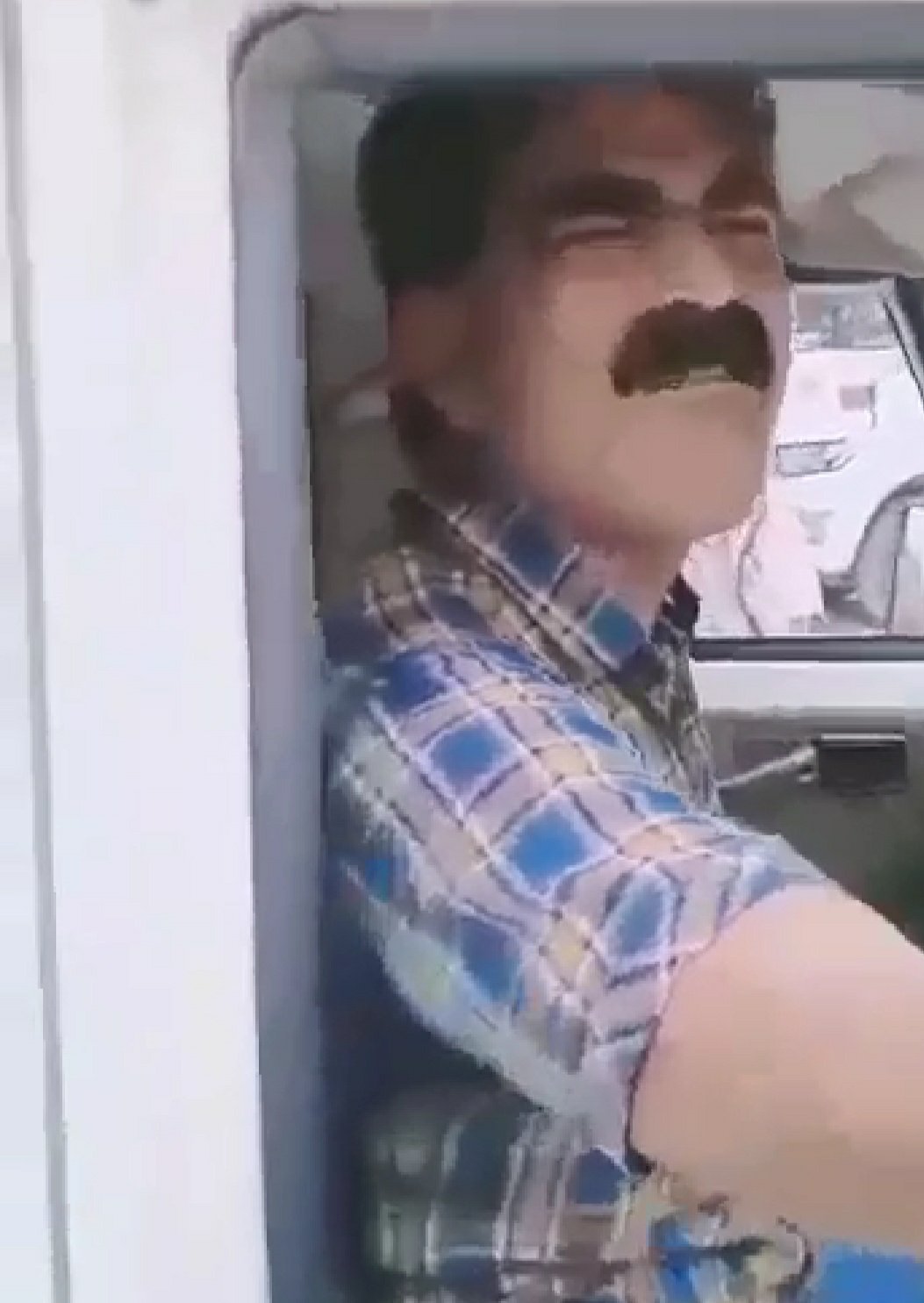 बहराइच में पकड़ा गया RTO का एक बड़ा दलाल, गाड़ी वालों से कर रहा था अवैध वसूली, RTO आफिस में फैला हुआ है दलालों का मकड़जाल | New India Times