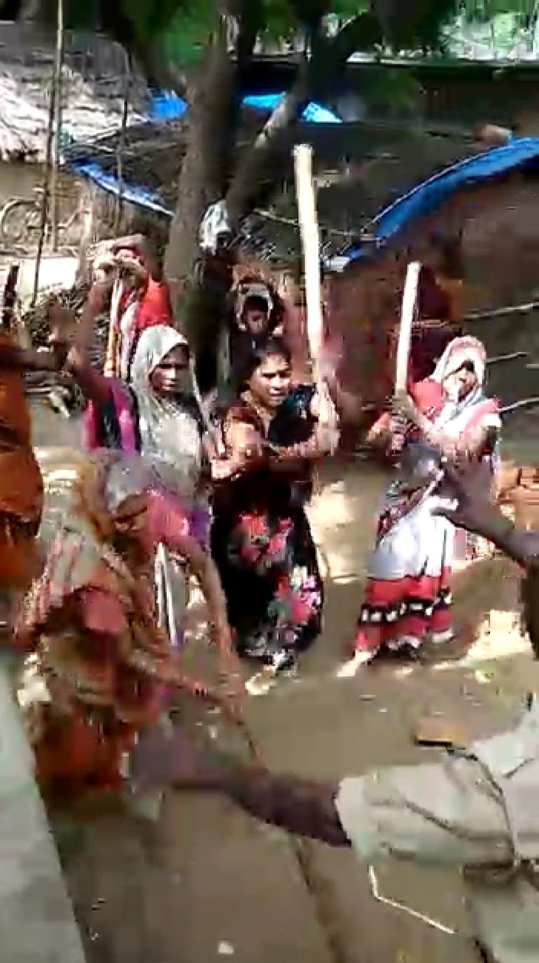 अवैध निर्माण रूकवाने गये पुलिस कर्मियों की महिलाओं ने की पिटाई | New India Times