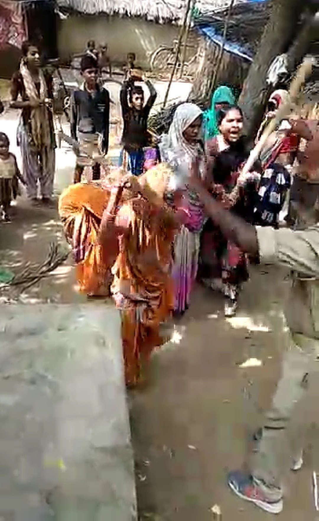 अवैध निर्माण रूकवाने गये पुलिस कर्मियों की महिलाओं ने की पिटाई | New India Times