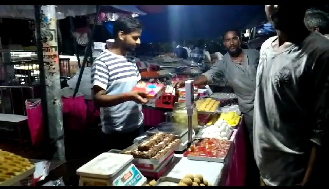 राखी की दुकानों और मिठाइयों से सजा रहा बाजार, राखी और मिठाइयों की हुई जमकर खरीददारी | New India Times