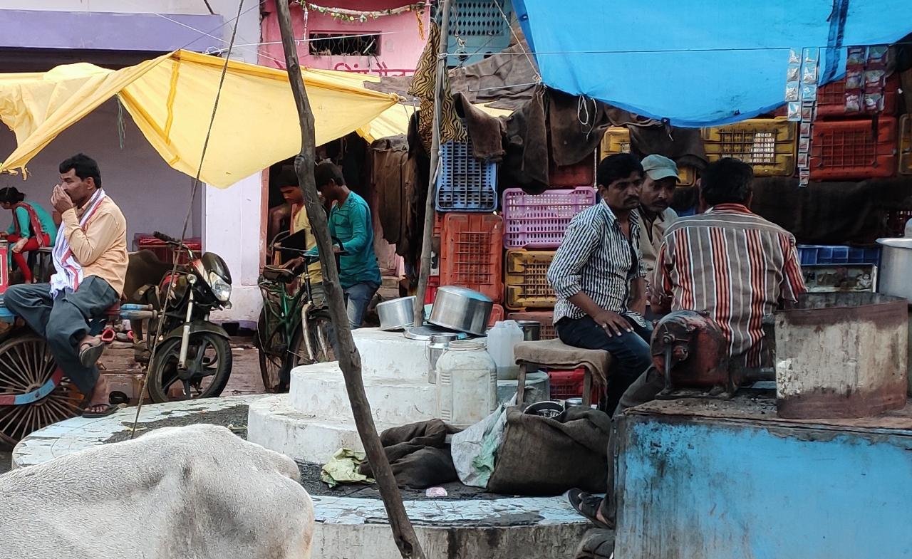 अमानगंज के हृदय स्थल गांधी चौक में कीचड़ से सन जाती है जनता, क्यों दल दल में तब्दील हो जाता है गांधी चौराहा? | New India Times