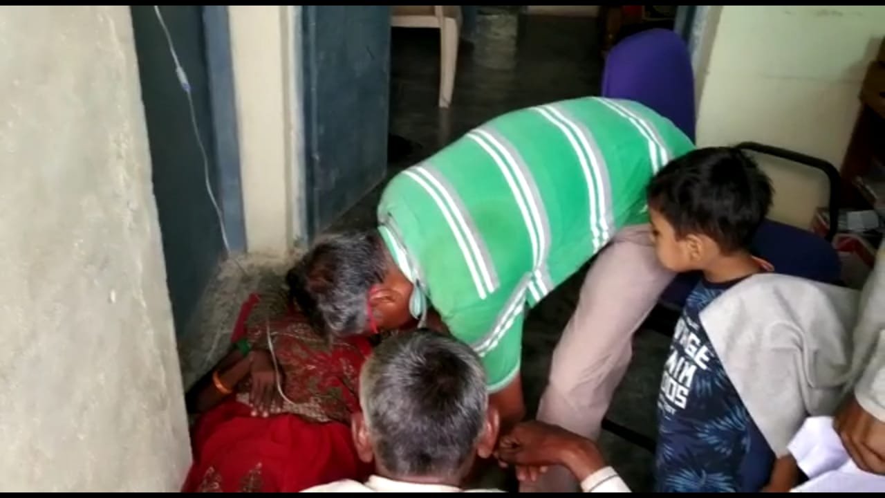 कलेक्टर के निर्देश पर जांच करने पहुंचे तहसीलदार, डॉक्टर ने कहा गुंडे लेकर मेरे घर आए थे तहसीलदार | New India Times