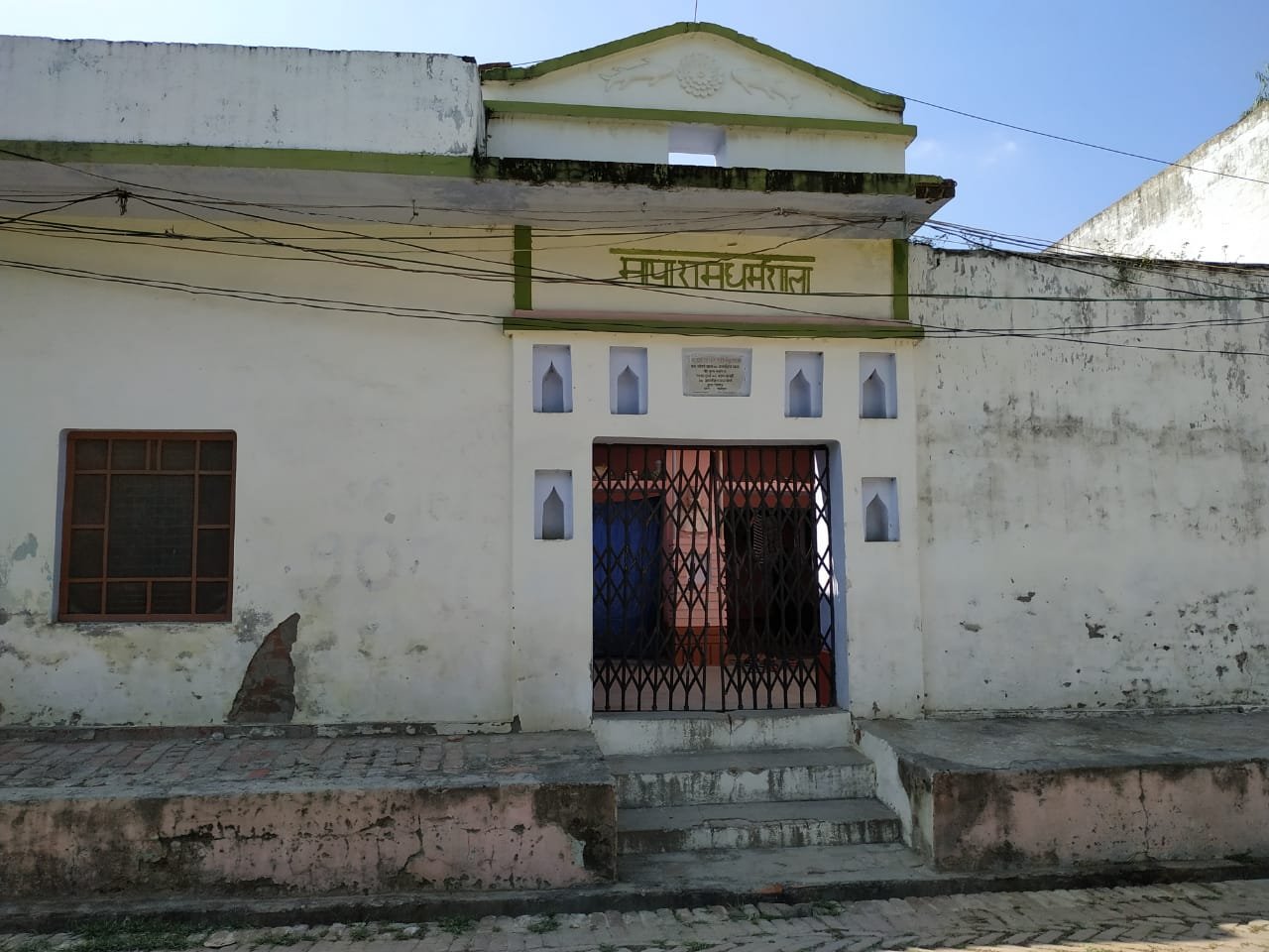 धर्मशाला पर दबंगों का कब्जा, पीड़ित ने डीएम से की शिकायत | New India Times