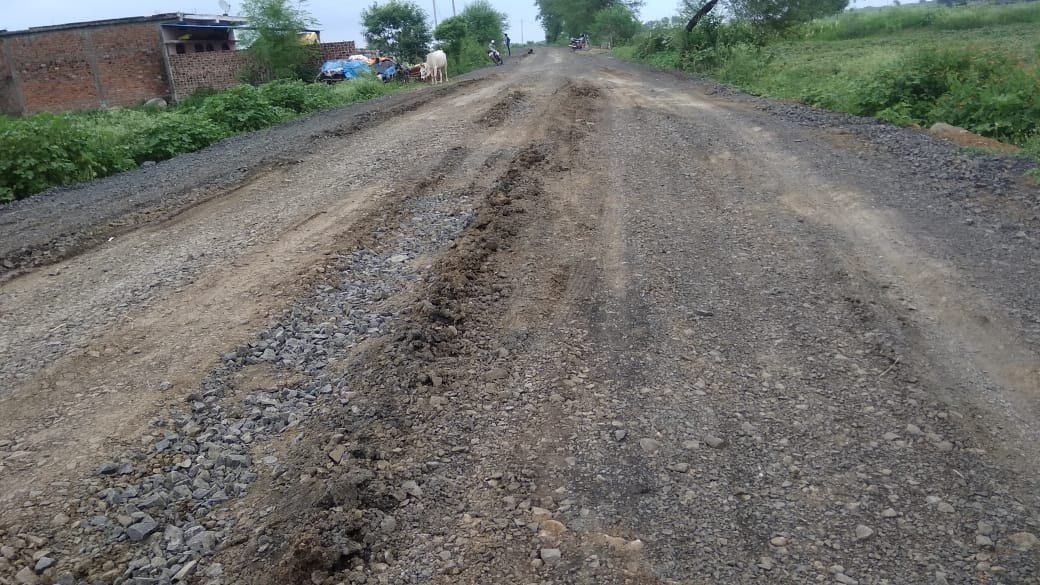 कछुए की चाल से हो रहा है सड़क निर्माण कार्य, ठेकेदार पर लापरवाही बरतने का आरोप | New India Times