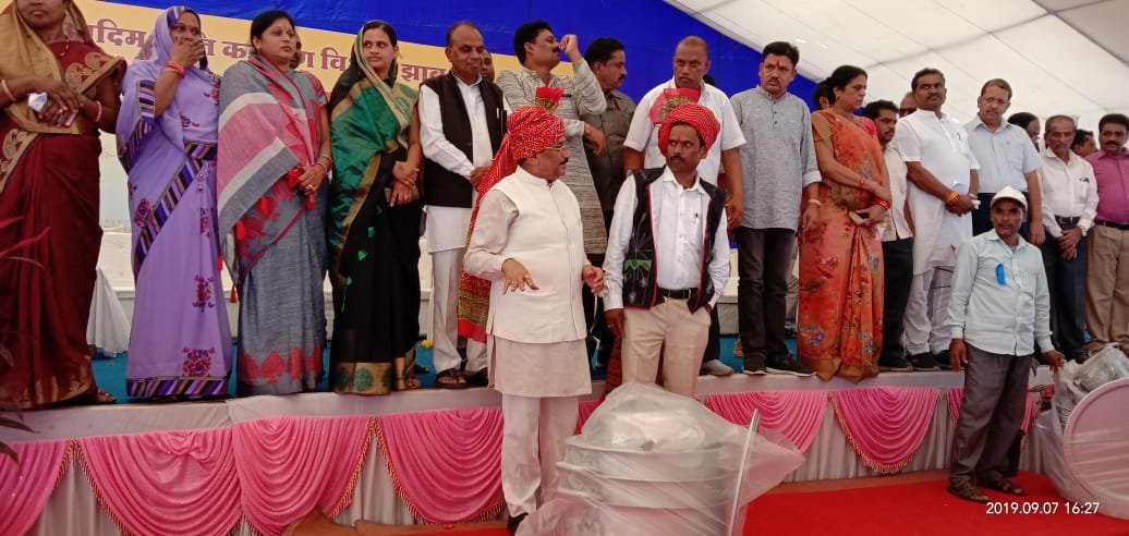 नोटबंदी के बाद जबरजस्त आर्थिक मंदी आई है, मोदी जी तो सिर्फ बड़े-बड़े उद्योगपति पर आधारित दिनचर्या पर प्लान बनाते हैं, गरीबों की तरफ कोई नजर नहीं: मंत्री ओंमकार सिंह मरकाम | New India Times