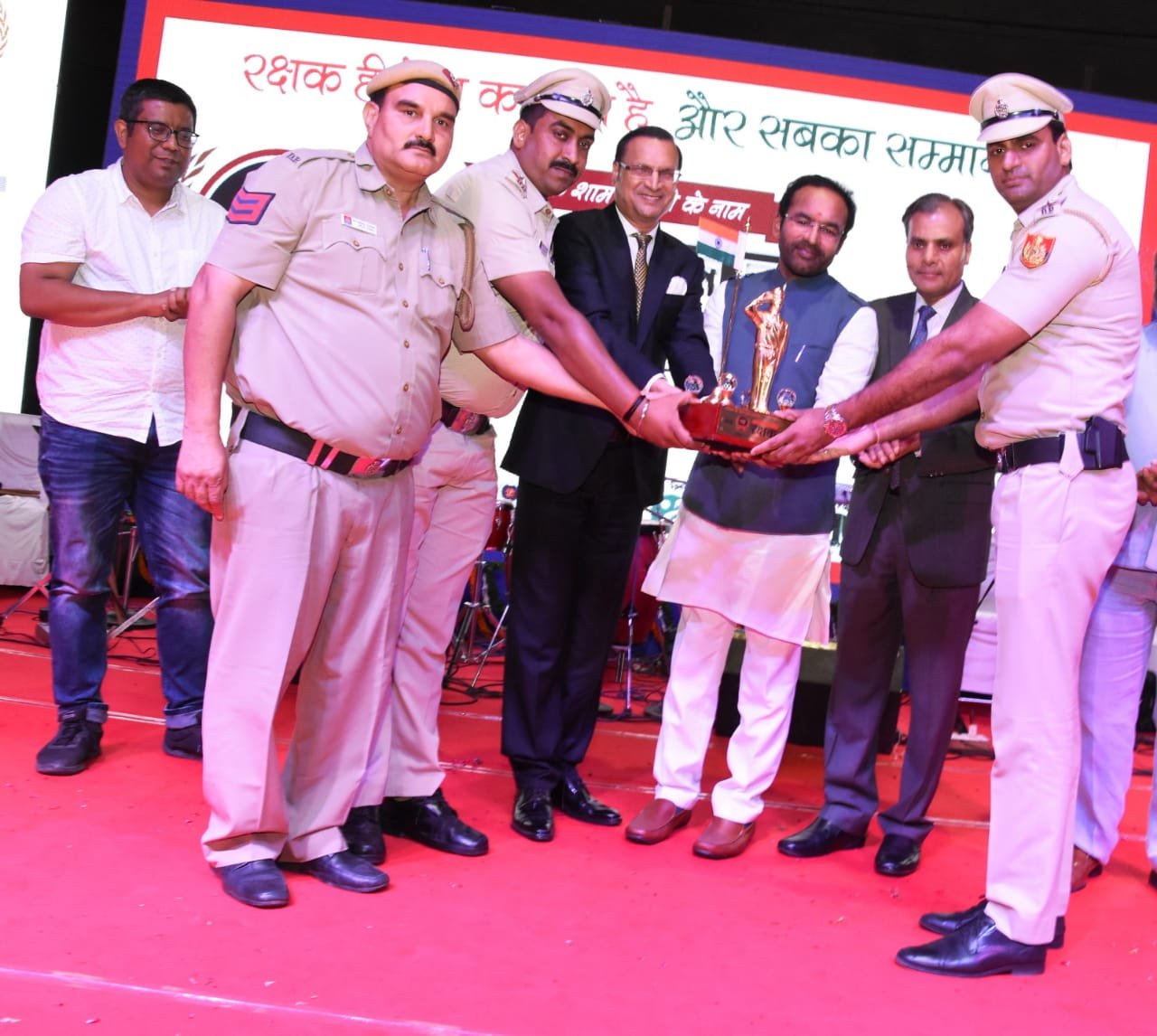 इंडियन मीडिया वेल्फेयर एसोसिएशन व दि हंस फाउंडेशन द्वारा "रक्षक सम्मान" समारोह का दिल्ली में किया गया भव्य आयोजन, दिल्ली पुलिस के 21 पुलिस कर्मी हुए सम्मानित, नामी हस्तियों ने कार्यक्रम में की शिरकत | New India Times
