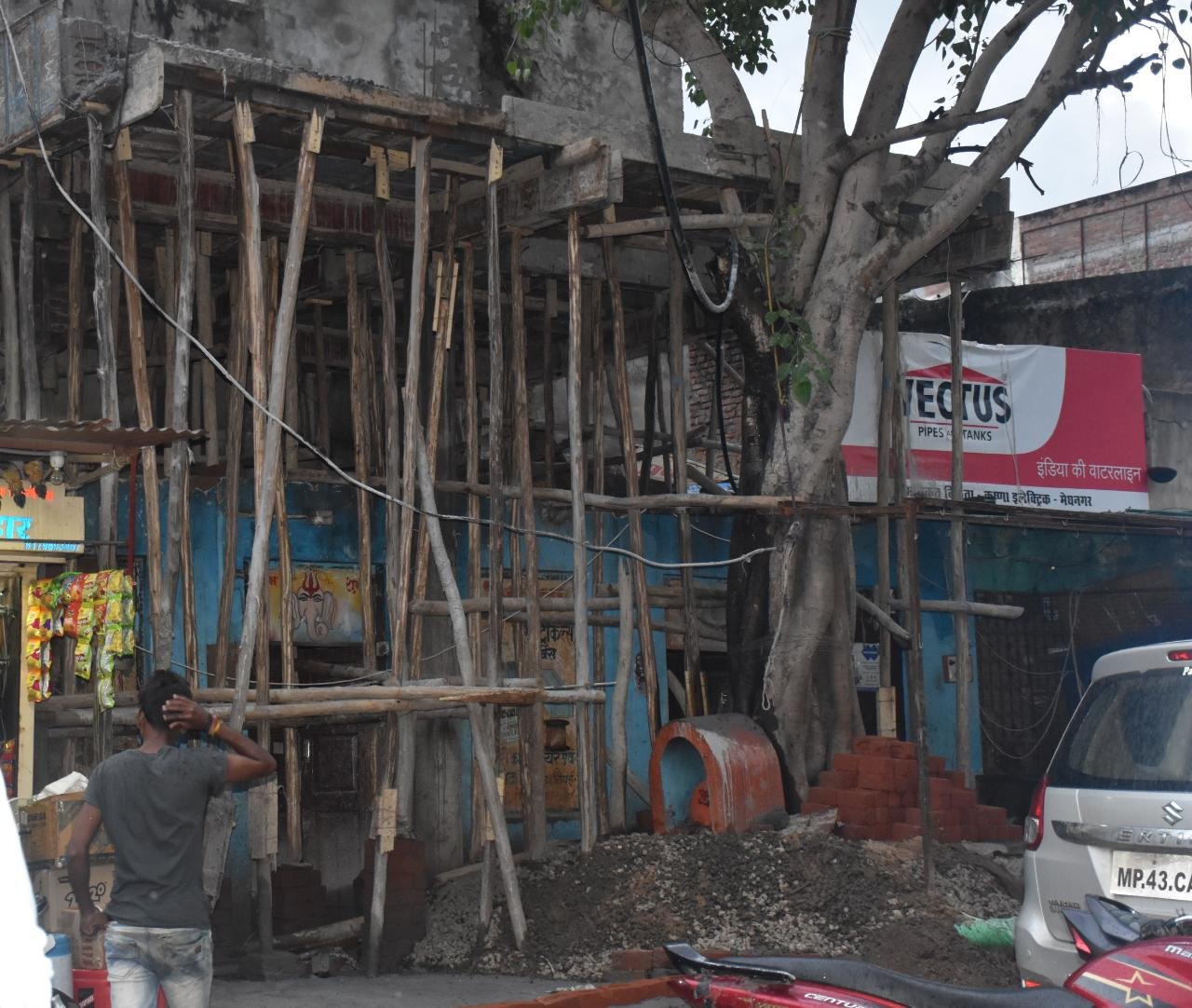 मेघनगर नगर परिषद सीएमओ द्वारा नोटिस देने के बाद भी चल रहा है निर्माण कार्य, रसूख के दम पर एसडीएम एवं सीएमओ के आदेश की उड़ाई जा रही हैं धज्जियां | New India Times