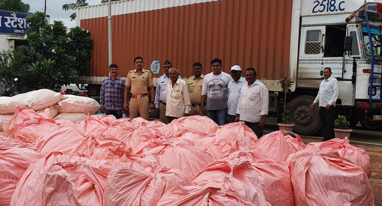 पुलिस ने प्रतिबंधित गुटखा पान मसाला से भरा कंटेनर किया जब्त, 7 लाख 16 हजार 448 रूपये का माल बरामद | New India Times