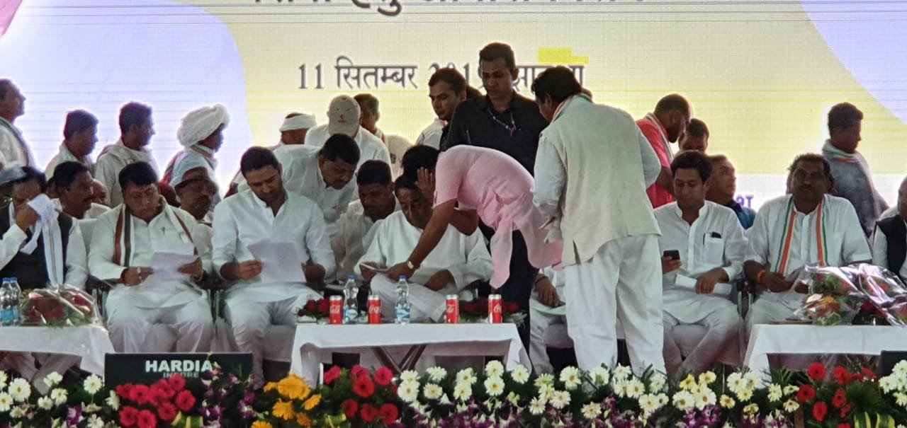 अलिराजपुर कांग्रेस जिलाध्यक्ष महेश पटेल एवं विधायक मुकेश पटेल ने कन्या महाविद्यालय खोलने की मांग को लेकर मुख्यमंत्री को सौंपा पत्र | New India Times