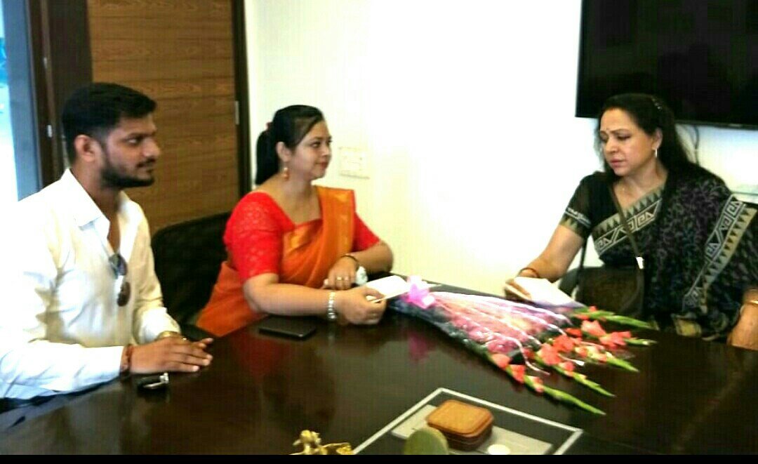 सांसद हेमा मालिनी को औद्योगिक क्षेत्र की मुख्य सड़क की जर्जर स्थिति को लेकर सौंपा गया मांग पत्र | New India Times