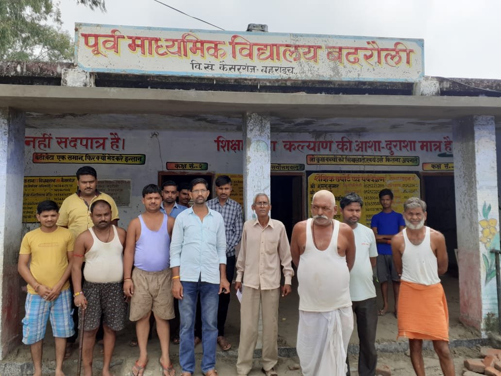 विद्यालय कायाकल्प कार्य में घटिया निर्माण सामग्री को लेकर ग्रामीणों ने उपजिलाधिकारी से की शिकायत | New India Times