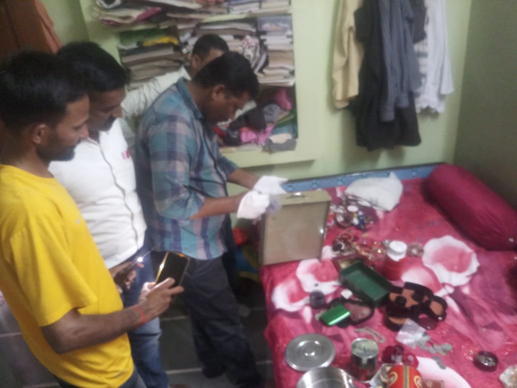 सेवानिवृत्त केंद्र प्रमुख के आवास से दिनदहाड़े लाखों के आभूषणों समेत नगदी पर चोरों ने किया हाथ साफ | New India Times