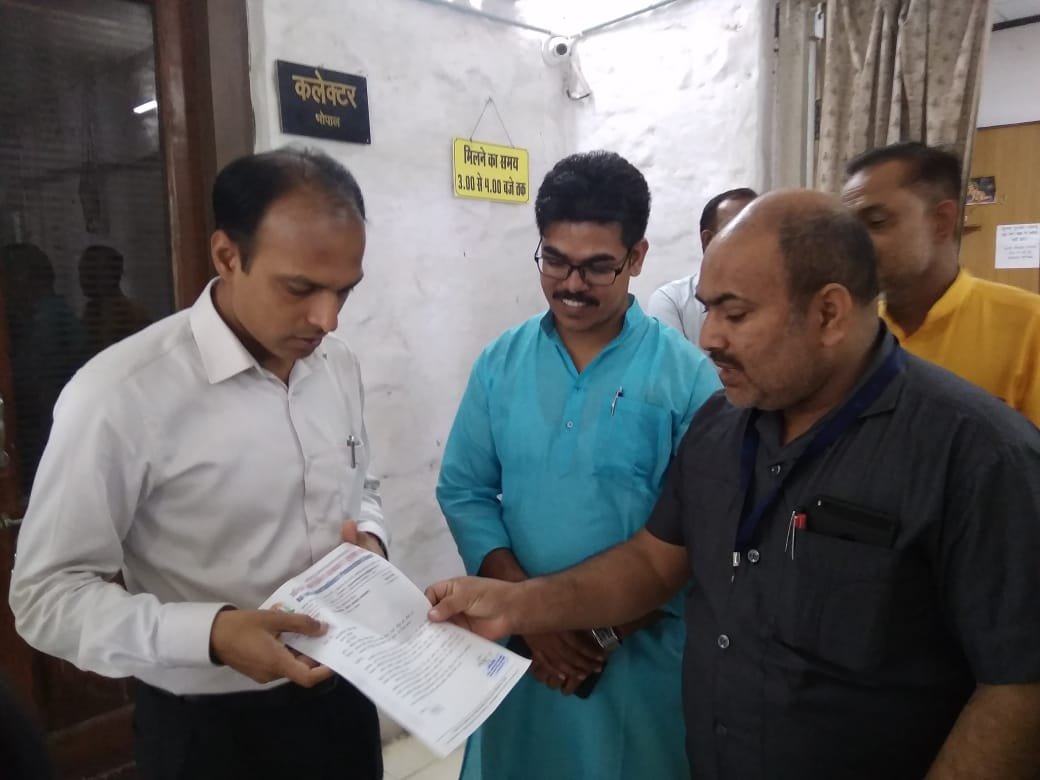 अखिल भारतीय पत्रकार सुरक्षा समिति भारत द्वारा भाजपा सांसद प्रज्ञा सिंह ठाकुर द्वारा सीहोर में पत्रकारों को बेईमान कहकर अपमानित करने के विरोध में कलेक्टर भोपाल तरुण कुमार पिथोडे को सौंपा ज्ञापन | New India Times