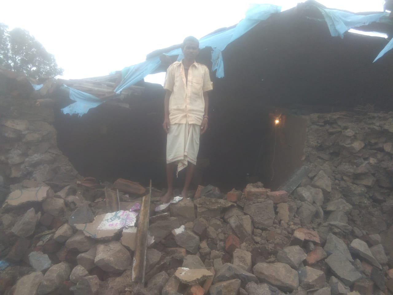 आकाशीय बिजली गिरने से गरीब का आशियाना ध्वस्त, बाल-बाल बची जान | New India Times