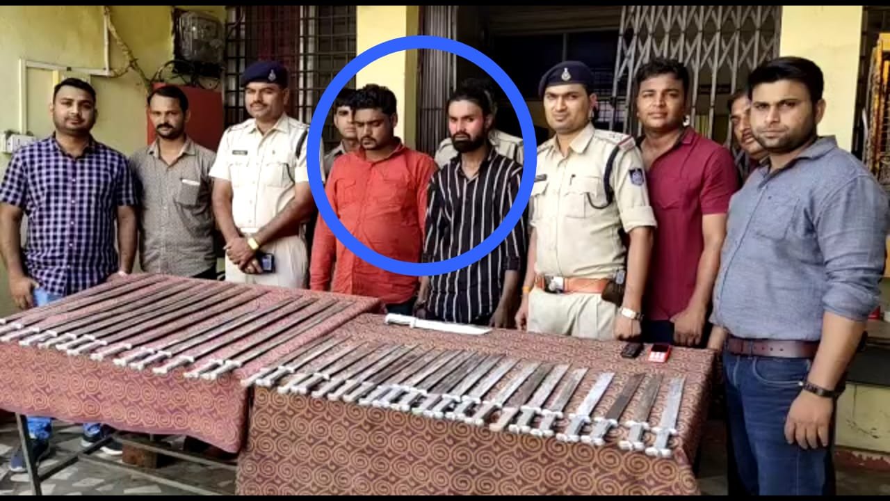 पुलिस ने दो आरोपियों को गिरफ्तार कर हथियारों का जखिरा किया बरामद | New India Times