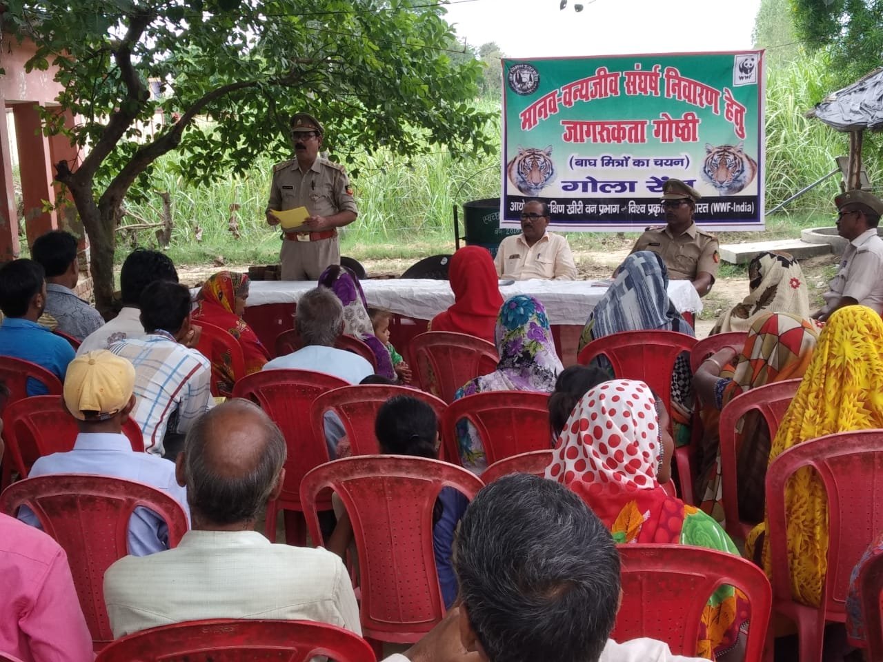 गोला रेंज के रजानगर बीट के गांव जमुनाबाद में मानव एवं हिंसक जानवरों से बचाव की दी गई जानकारी | New India Times