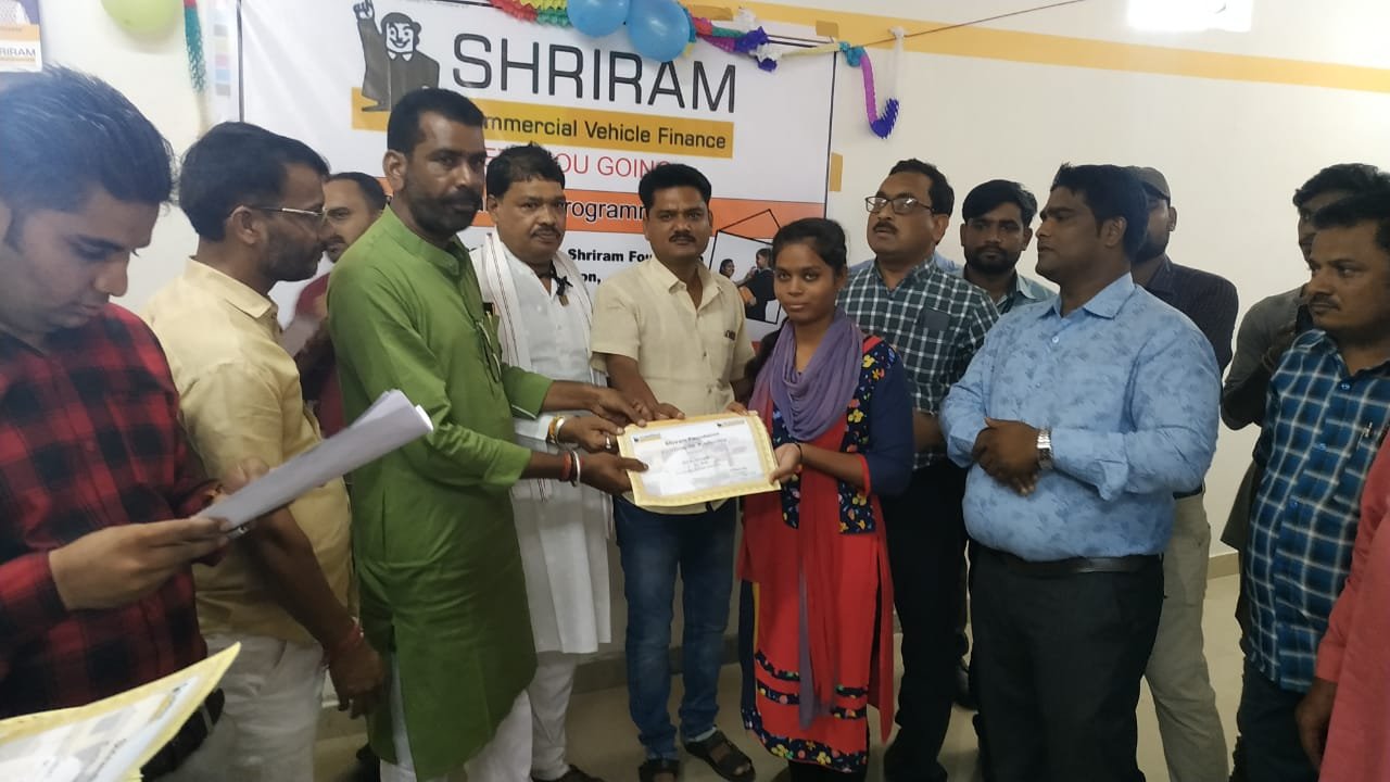 श्रीराम ट्रान्सपोर्ट फाइनेन्स कम्पनी ने मेधावी छात्रों को पुरुस्कार के रूप में प्रदान की छात्रवृत्रि | New India Times