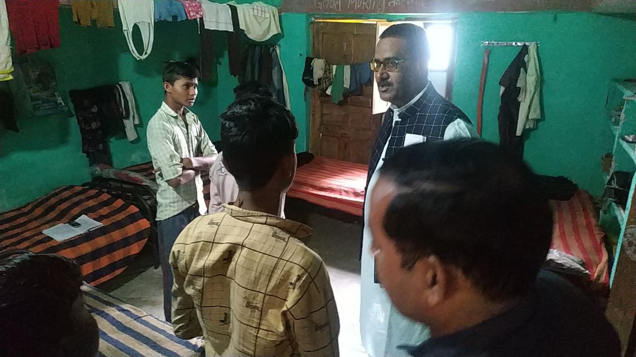 देवरी के सेमराखेडी में स्थित शासकीय अनुसूचित जाति पोस्ट मैट्रिक बालक छात्रावास का कैबिनेट मंत्री हर्ष यादव ने किया औचक निरीक्षण | New India Times