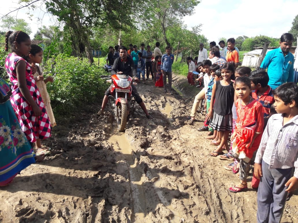 ग्राम पंचायत खमरिया में लगभग 25 वर्षों से शासन की योजनाओं से वंचित हैं ग्रामीण, बरसात में हर वर्ष रास्तों पर फैला हुआ रहता है कीचड़ | New India Times