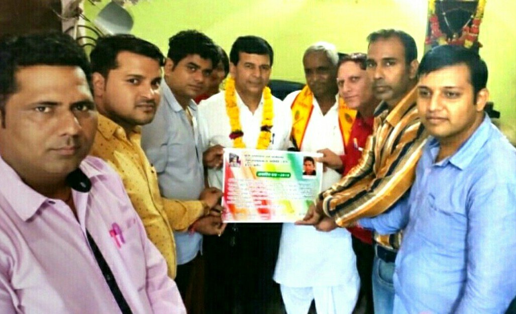 साहसी युवा पत्रकार के साथ दोनों साहसी अधिवक्ताओं का किया गया नागरिक अभिनंदन | New India Times