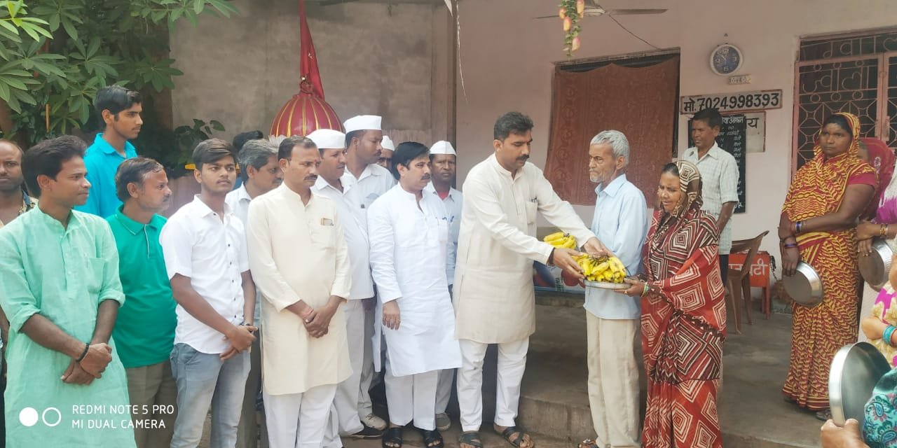 केंद्रीय मंत्री महाराज माधवराव सिंधिया जी की पुण्यतिथि पर सत्येन्द्र शर्मा के नेतृत्व में किया गया फल वितरण | New India Times