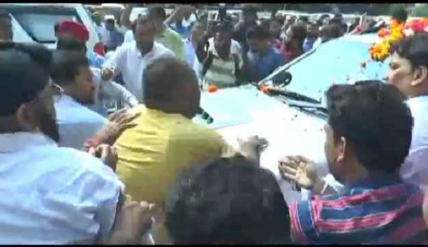 ग्वालियर पहुंचे सिंधिया के गाड़ी में सवार एक व्यापारी ने खुद पर पेट्रोल डालकर की आत्मदाह करने की कोशिश | New India Times